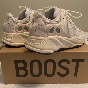 Yeezy boost 700 in white size 10